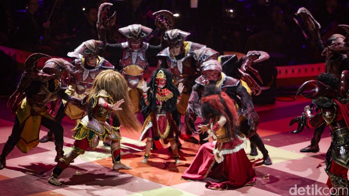 Suasana megah memenuhi Indonesia Arena, Senayan, Jakarta, saat pagelaran “Sabang Merauke Hikayat Nusantara” di Indonesia Arena, Jakarta, Jumat (22/8/2025). Pagelaran ini menyuguhkan pengalaman budaya Nusantara dari Sabang hingga Merauke dalam satu panggung besar.
