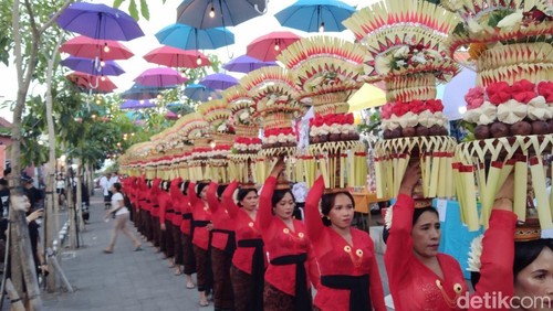 Parade gebogan meriahkan Tanah Lot Art and Food Festival pada Jumat (22/8/2025). (Foto: Krisna Pradipta/detikBali)