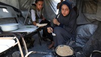 Situasi ini dipicu eskalasi perang Israel–Hamas, pengungsian massal, serta pembatasan akses ketat terhadap pasokan makanan. Larangan penuh bantuan pada Maret lalu membuat stok pangan, obat, dan bahan bakar kian menipis. REUTERS/Dawoud Abu Alkas