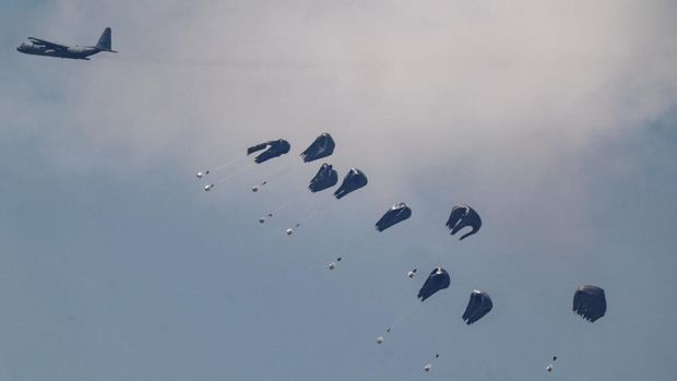 An Indonesian Hercules aircraft drops humanitarian aid packages over the Gaza Strip, as seen from Israel, August 21, 2025. REUTERS/Amir Cohen     TPX IMAGES OF THE DAY