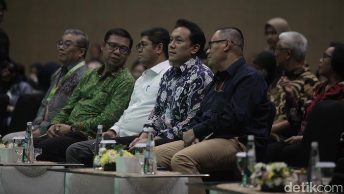 Pemerintah Susun Peta Jalan Industri Nol Emisi 2050 Menteri Perindustrian Agus Gumiwang Kartasasmita menghadiri Annual Indonesia Green Industry Summit (AIGIS) di Jakarta, Jumat (22/8/2025). Agus menerangkan, sektor industri menjadi kunci karena menyumbang 34 persen emisi nasional pada 2023, namun juga menyumbang 18,9 persen Produk Domestik Bruto (PDB) serta menyerap lebih dari 19,3 juta tenaga kerja.