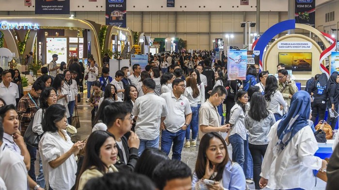 Pengunjung Padati BCA Expo 2025 di ICE BSD Pengunjung memadati BCA ExpoO 2025 saat pembukaan di ICE BCD, Tangerang, Banten, Jumat (22/8/2025). PT Bank Central Asia Tbk (BCA) kembali hadirkan BCA Expo 2025 yang berlangsung secara offline pada 22 - 24 Agustus 2025 dan secara online pada 22 Agustus - 30 September 2025 untuk mempermudah nasabah mendapatkan tawaran solusi keuangan terintegrasi guna mendukung gaya hidup modern, inklusif, dan ramah lingkungan. ANTARA FOTO/Galih Pradipta/rwa.