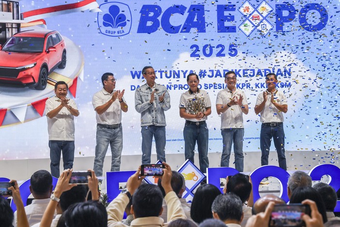 Pengunjung memadati BCA ExpoO 2025 saat pembukaan di ICE BCD, Tangerang, Banten, Jumat (22/8/2025). PT Bank Central Asia Tbk (BCA) kembali hadirkan BCA Expo 2025 yang berlangsung secara offline pada 22 - 24 Agustus 2025 dan secara online pada 22 Agustus - 30 September 2025 untuk mempermudah nasabah mendapatkan tawaran solusi keuangan terintegrasi guna mendukung gaya hidup modern, inklusif, dan ramah lingkungan.  ANTARA FOTO/Galih Pradipta/rwa.