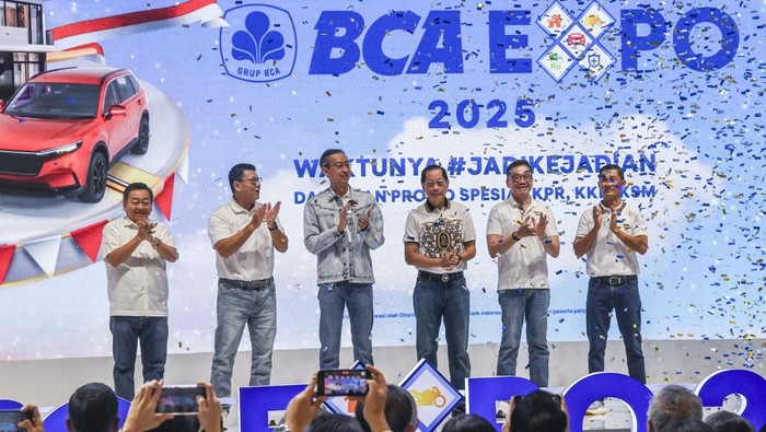 Pengunjung Padati BCA Expo 2025 di ICE BSD Pengunjung memadati BCA ExpoO 2025 saat pembukaan di ICE BCD, Tangerang, Banten, Jumat (22/8/2025). PT Bank Central Asia Tbk (BCA) kembali hadirkan BCA Expo 2025 yang berlangsung secara offline pada 22 - 24 Agustus 2025 dan secara online pada 22 Agustus - 30 September 2025 untuk mempermudah nasabah mendapatkan tawaran solusi keuangan terintegrasi guna mendukung gaya hidup modern, inklusif, dan ramah lingkungan. ANTARA FOTO/Galih Pradipta/rwa.