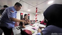 Polisi di Surabaya membuka layanan SIM malam pada akhir pekan di Jalan Raya Darmo, depan Taman Bungkul Surabaya. Program ini dijuluki SIM Taman Bungkul Night Service (Simanis).