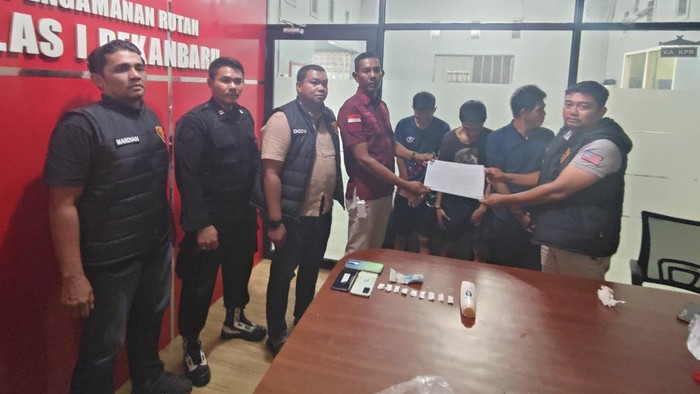 Petugas mengamankan pengunjung dan dua warga binaan (Dok Rutan Kelas I Pekanbaru)