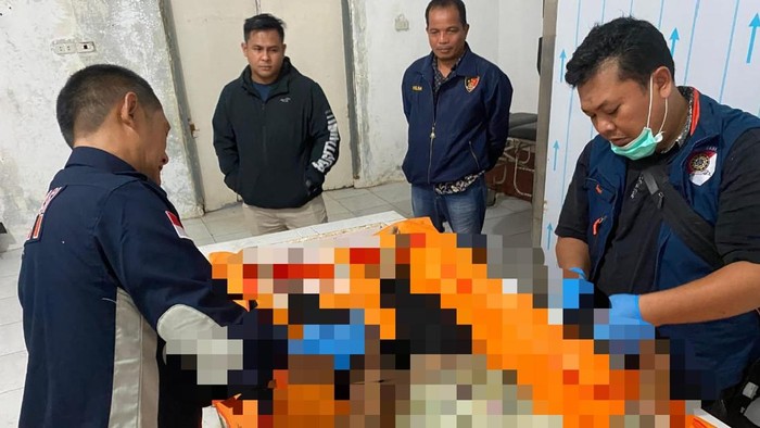 Petugas mengevakuasi jasad IRT yang ditemukan tewas di kebun singkong warga