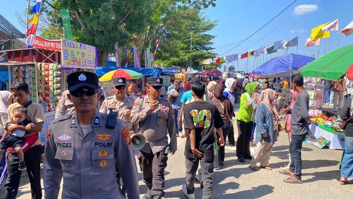 Polisi berpatroli melakukan pengamanan di arena Pacu Jalur, Kuansing, Jumat (22/8/2025).