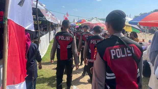 Polisi berpatroli melakukan pengamanan di arena Pacu Jalur, Kuansing, Jumat (22/8/2025).