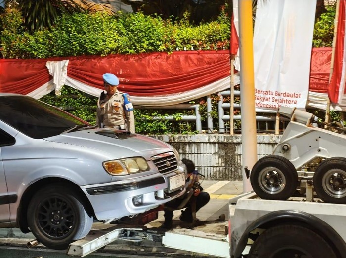 Polisi melakukan penertiban parkir liar di kawasan Jakarta Selatan. (dok. TMC Polda Metro Jaya)