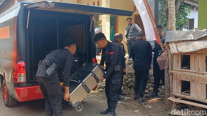 Polisi menemukan bondet di antara puing-puing rumah yang meledak di Pasuruan.