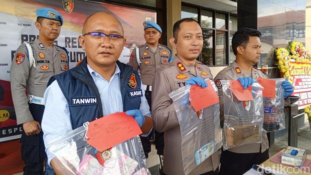 Polisi tangkap dukun gadungan pengganda uang di Sumedang.