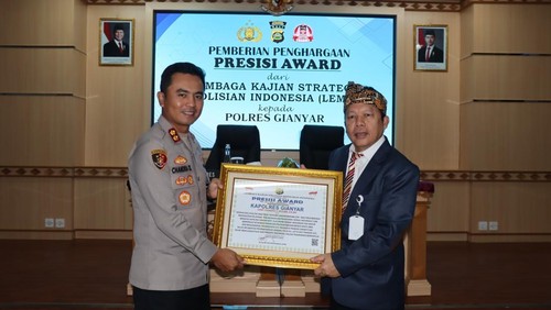 Polres Gianyar menerima Presisi Award dari Lembaga Kajian Strategis Kepolisian Indonesia (Lemkapi) di Rupatama Catur Prasetya Polres Gianyar, Jumat (22/8/2025). (Foto: Dok. Polres Gianyar)
