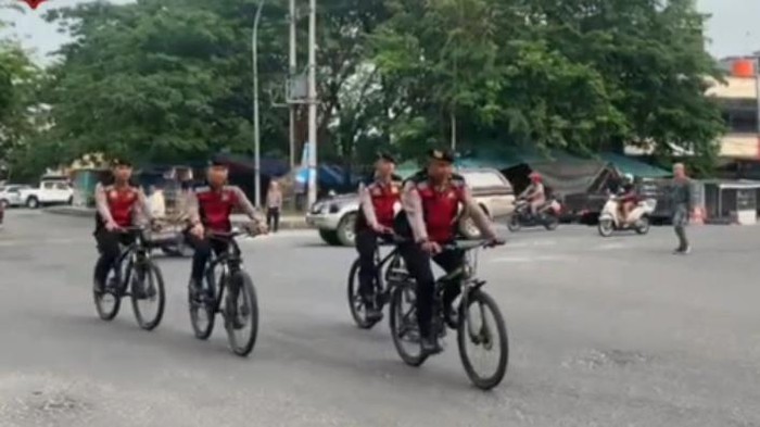 Polisi Sabhara patroli bersepeda tingkatkan keamanan di Kota Pekanbaru, Jumat (23/8/2025).