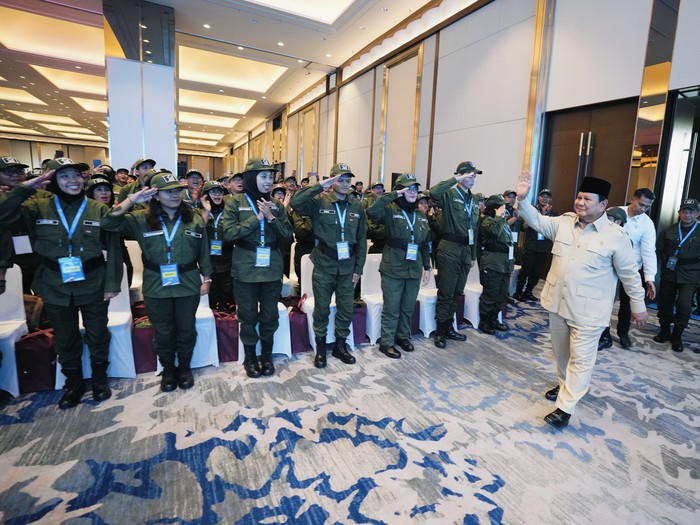 Prabowo menyapa para siswa Sekolah Rakyat.