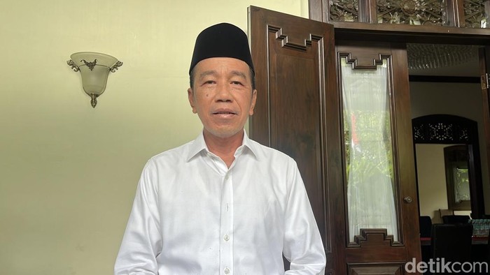 Presiden ke-7 Joko Widodo (Jokowi) di kediamannya, Sumber, Banjarsari, Kota Solo, Jumat (22/8/2025).