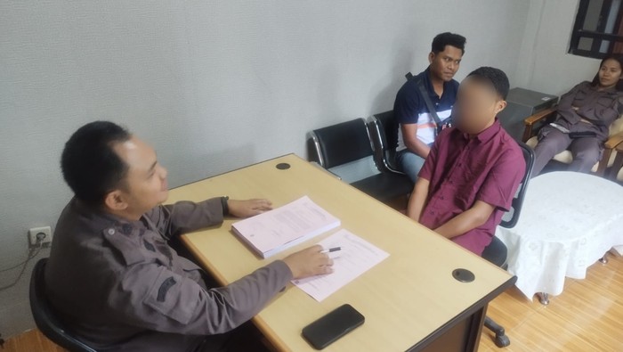 Pria berinisial YOR alis F, tersangka pemerkosa gadis tetangga saat diserahkan ke Kejari Manggarai Barat, Kamis (21/8/3025). (Dok. Kejari Manggarai Barat)