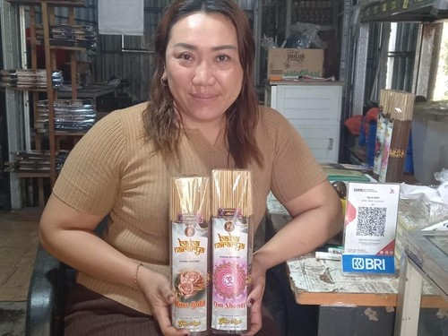 Produsen dupa dari Badung, Ni Nyoman Yulianingsih, beberapa waktu lalu. Usaha dupa Yulianingsih berkembang dengan KUR.