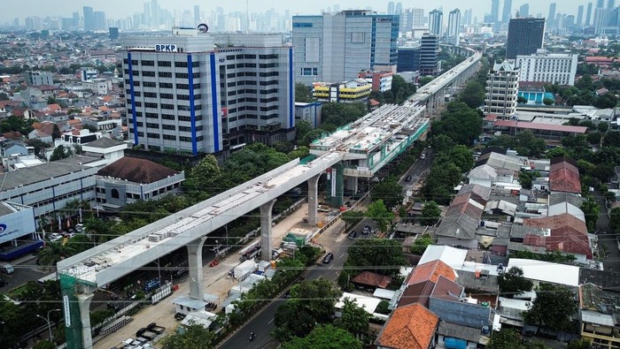 Foto udara proyek pembangunan LRT Jakarta Fase 1B di Jalan Pramuka, Jakarta, Jumat (22/8/2025). Progres pembangunan LRT Jakarta Fase 1B per 31 Juli 2025 telah mencapai 61,79 persen dan akan terhubung dari Velodrome hingga Manggarai sepanjang 6,4 km yang ditargetkan selesai dan dapat dioperasikan pada kuartal kedua 2026. ANTARA FOTO/Sulthony Hasanuddin/rwa.