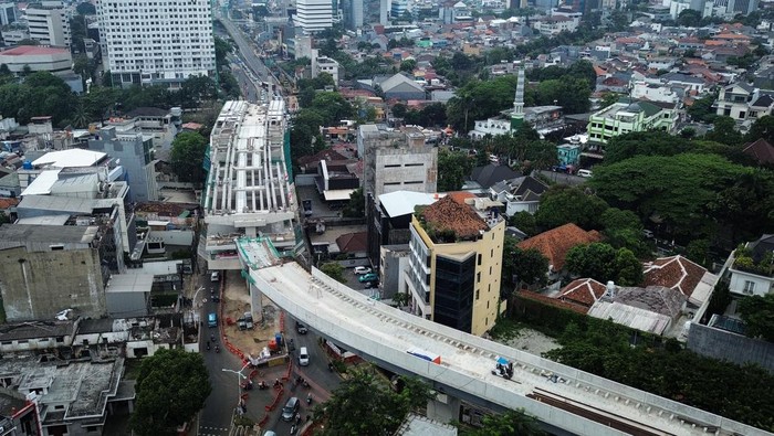 Foto udara proyek pembangunan LRT Jakarta Fase 1B di Jalan Pramuka, Jakarta, Jumat (22/8/2025). Progres pembangunan LRT Jakarta Fase 1B per 31 Juli 2025 telah mencapai 61,79 persen dan akan terhubung dari Velodrome hingga Manggarai sepanjang 6,4 km yang ditargetkan selesai dan dapat dioperasikan pada kuartal kedua 2026. ANTARA FOTO/Sulthony Hasanuddin/rwa.