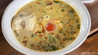 Soto Betawi jadi menu andalan. Kuah santannya gurih berpadu dengan daging empuk, emping, dan nasi putih.  Foto: detikFood
