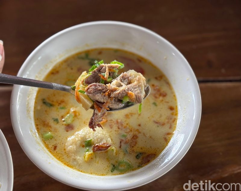 Puas Kenyang! Makan Soto Betawi Legendaris di Jaksel