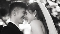 Daffa Azriel menuliskan kalimat manis untuk foto bareng Putri Anjani. Di dunia yang penuh dengan momen, momen ini terasa abadi, tulisnya. (Foto: dok Instagram azrielldaffa)