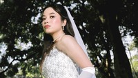 Cantiknya Putri Anjani Jarwo dengan gaun putih saat foto prewedding di lapangan golf. (Foto: dok Instagram azrielldaffa)