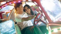 Randy Martin dan Lyodra tampak happy banget tuh ngayuh odong-odong yang berbentuk mobil. (Foto: dok Instagram randymartinnn)