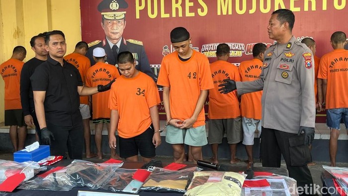 Regit dan Imam, tersangka perampokan sejoli di Mojokerto.