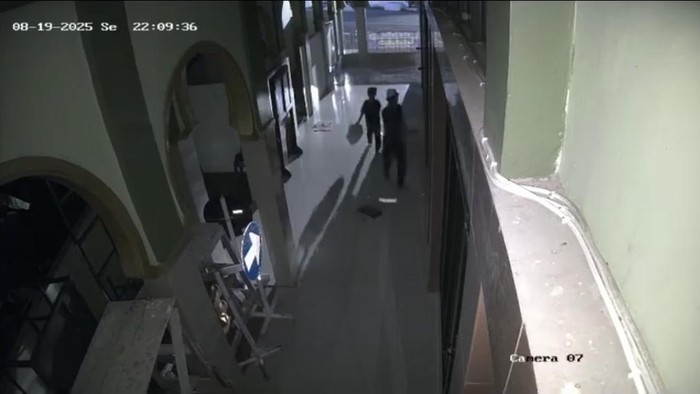 Rekaman CCTV memperlihatkan ayah mengajak anaknya mencuri 2 kotak amal masjid di Palembang
