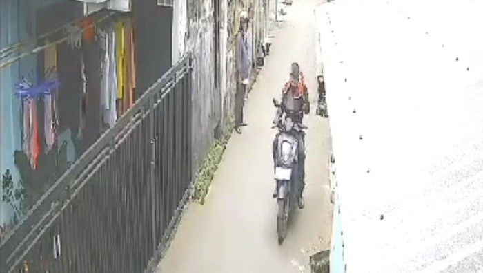 Rekaman CCTV saat pelaku membawa motor milik korban