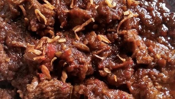 Kuliner Kalimantan tidak bisa dilepaskan dari ragam masakan berbumbu pekat khas yang memanjakan lidah. Salah satu hidangan yang begitu populer adalah daging masak habang, masakan berwarna merah khas Banjar yang juga digemari masyarakat seluruh Kalimantan.