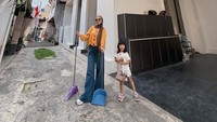 Kecil-kecil jadi ibu kos, Moana datang dan memantau langsung kondisi kos-kosan 8 pintu miliknya bersama Ibu Icis. Foto: Instagram @riaricis1795