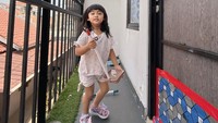 Ayo, siapa yang mau nge-kos di kos-kosan Moana? Ibu kosnya bikin gemas banget. Foto: Instagram @riaricis1795