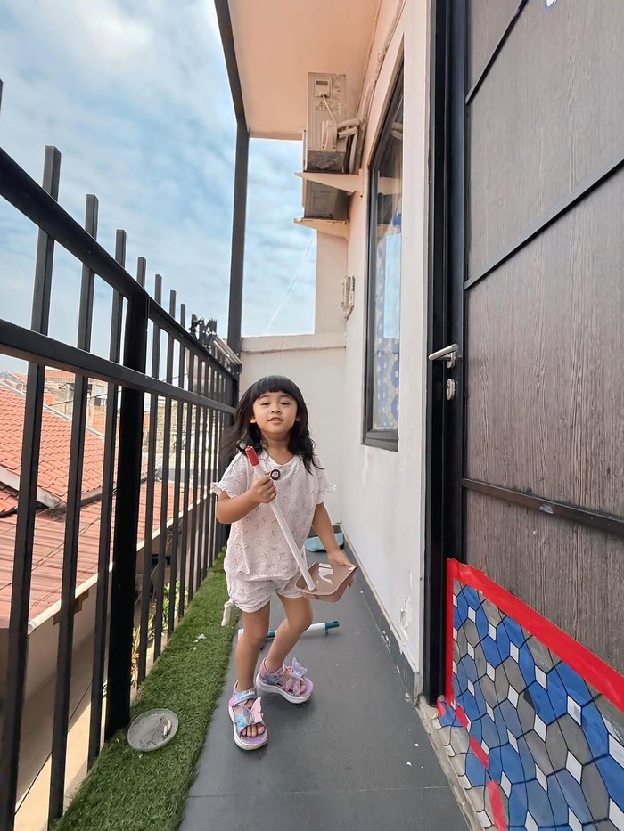 Ria Ricis Ria Ricis berikan Moana kos-kosan 8 pintu.