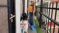 Kos-kosan Moana dari Ria Ricis berbentuk bangunan dua lantai. Foto: Instagram @riaricis1795