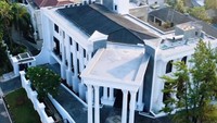 Gimana Kalian tertarik membeli rumah Rp 120 miliar ini? Tenang, bisa dinego kok tapi tipis. Good luck! Foto: dok instagram Rita Nasution