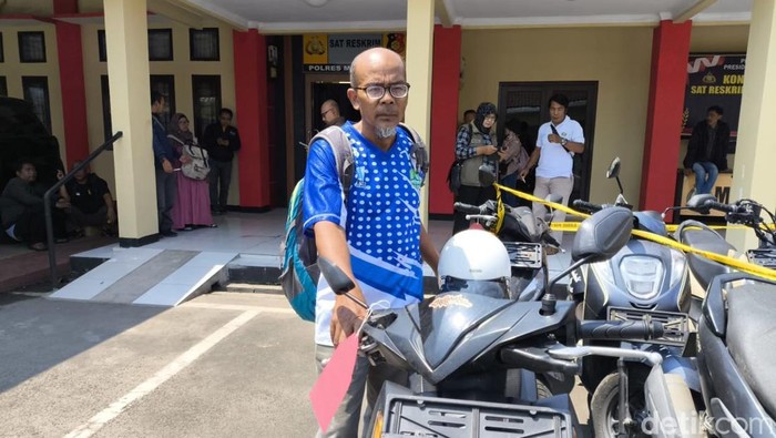 Rudi saat menerima motornya yang setahun hilang