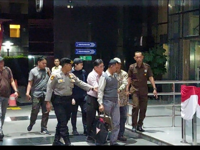 Rudy Ong Chandra (kemeja merah muda) saat tiba di gedung KPK usai dijemput paksa (Yogi/detikcom)