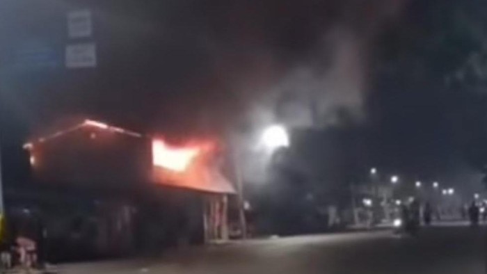 Rumah warga yang terbakar akibat terkena bom molotov pelaku tawuran di Belawan, Medan. (dok. Istimewa)