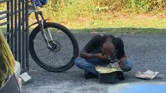Saking Kelaparannya, Pria Ini Makan di Aspal dan Minum Air Keran