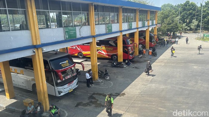 Sejumlah bus di Terminal Purabaya tetap memilih tidak memutar lagu selama perjalanan.