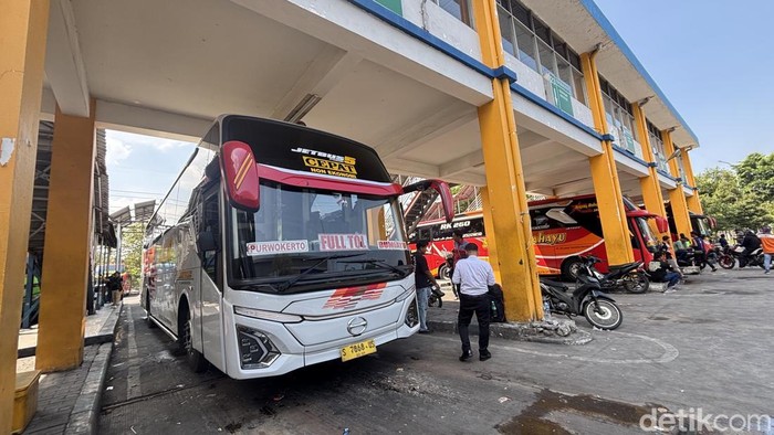 Sejumlah bus di Terminal Purabaya tetap memilih tidak memutar lagu selama perjalanan.