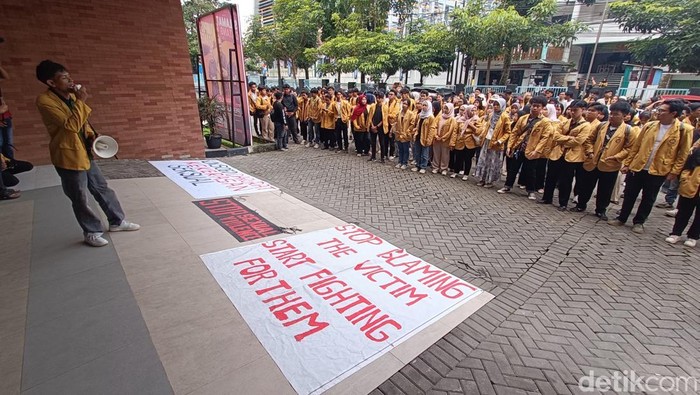 Sejumlah mahasiswa Fisip Unsoed menggelar aksi menuntut penyelesaian kasus kekerasan seksual yang diduga melibatkan seorang guru besar di kantor Dekanat, Jumat (22/8/2025) sore.
