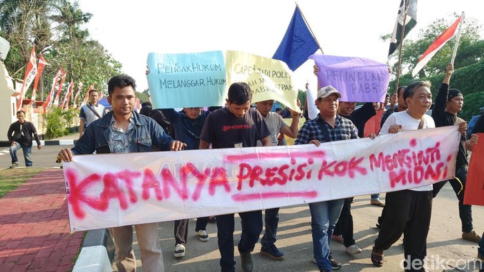 Sejumlah wartawan se-Banten menggelar aksi imbas pengeroyokan terhadap wartawan dan staf Humas Kementerian Lingkungan Hidup di depan Markas Polda Banten di Kota Serang. (Iqbal/detikcom)