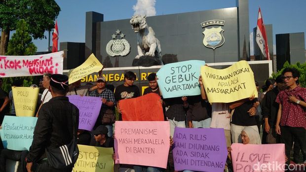 Sejumlah wartawan se-Banten menggelar aksi imbas pengeroyokan terhadap wartawan dan staf Humas Kementerian Lingkungan Hidup di depan Markas Polda Banten di Kota Serang. (Iqbal/detikcom)