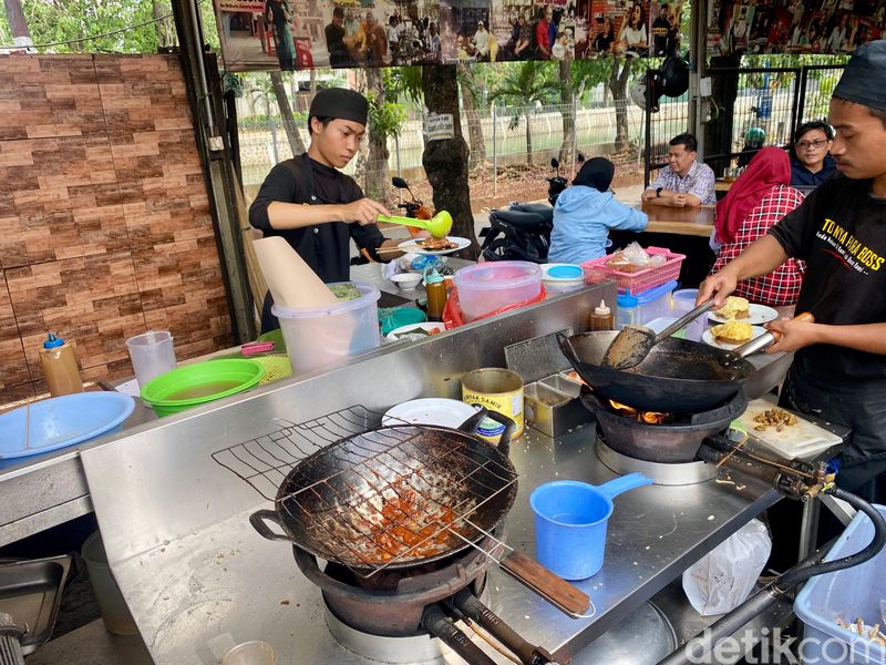 Sedapnya Makan Siang dengan Soto Betawi dan Nasgor Kambing Legendaris di Jaksel