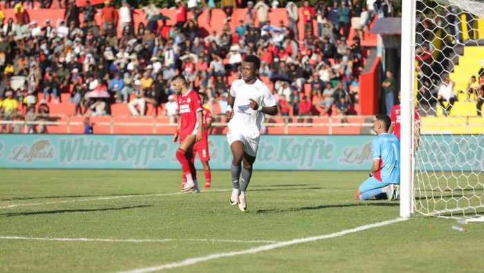Striker PSM Makassar Abu Kamara mencetak gol ke gawang Semen Padang dalam laga Super League 2025/2026 di Stadion H Agus Salim, Padang.