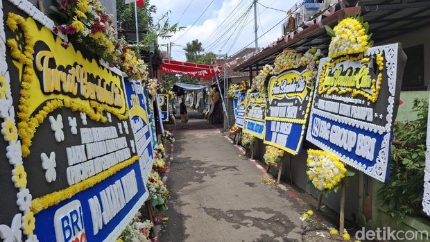Suasana di rumah duka kacab bank yang tewas dibunuh